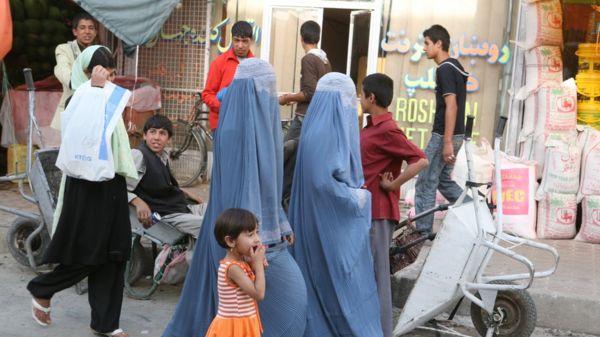 "Думаю, для нас все кончено". Что ждет женщин Афганистана при "Талибане"?