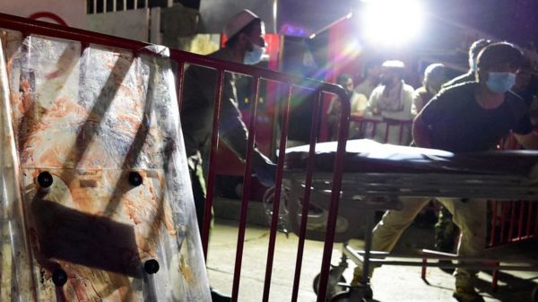 По меньшей мере 60 человек погибли при взрывах у аэропорта Кабула. Что известно