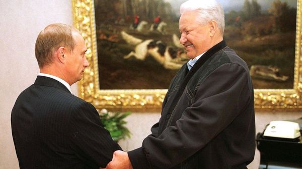 Дайджест: Байден защищается; эвакуация из аэропорта Кабула возобновилась; Боба Дилана обвиняют в совращении ребенка