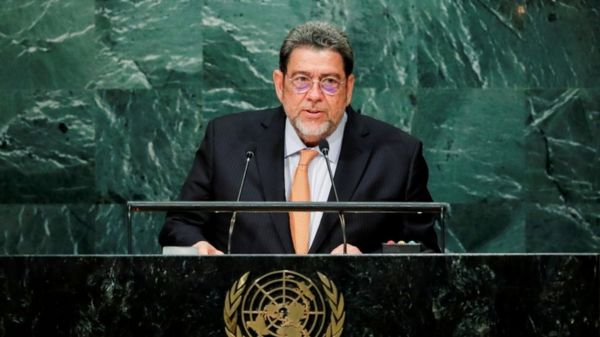 Премьеру Сент-Винсента и Гренадин разбили голову противники обязательной вакцинации