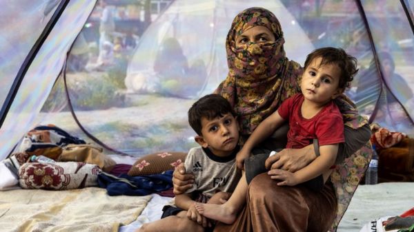 Паника и отчаяние в Афганистане: люди бегут от наступающих отрядов "Талибана"