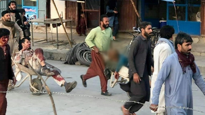 По меньшей мере 60 человек погибли при взрывах у аэропорта Кабула. Что известно