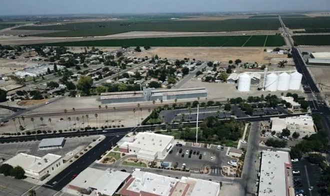 Городок Коркоран в Калифорнии постепенно уходит под землю из-за сильной засухи