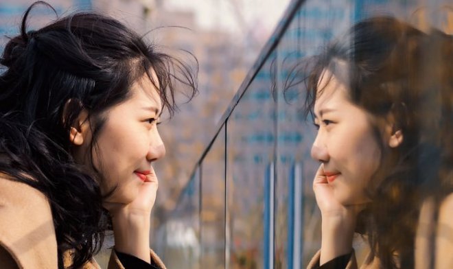 Почему зеркала переворачивают изображение горизонтально, а не вертикально