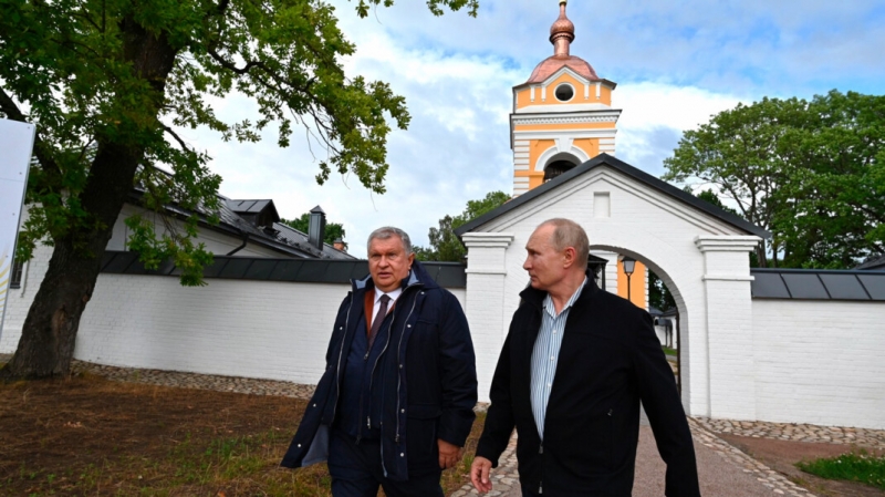 Путин вместе с Сечиным посетили восстановленный «Роснефтью» монастырь на Ладожском озере