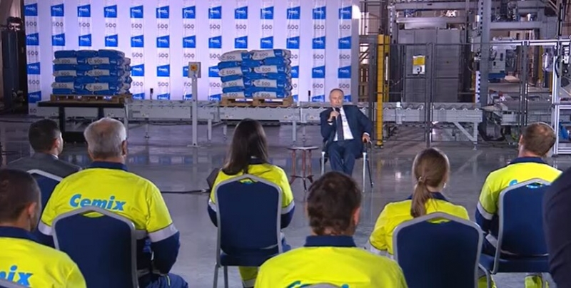 В Башкортостане во встрече с Путиным вместо "рабочих" участвовали сотрудницы местной администрации в униформе – "Новая газета"