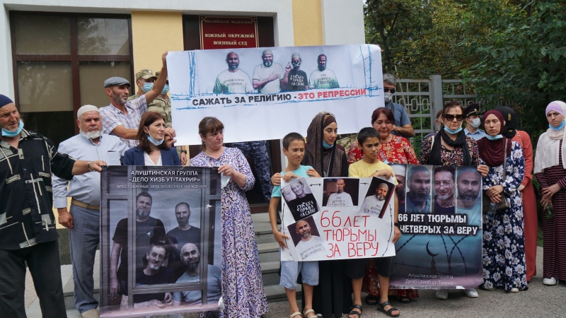 В России четверо крымских татар получили от 12 до 18 лет колонии по делу "Хизб ут-Тахрир"