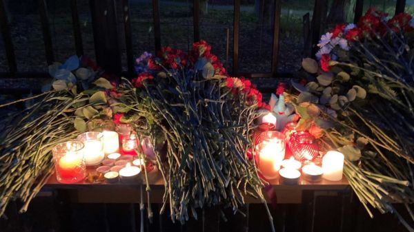 Заплаканные студенты и полицейские в касках. Пермь скорбит по погибшим в университете