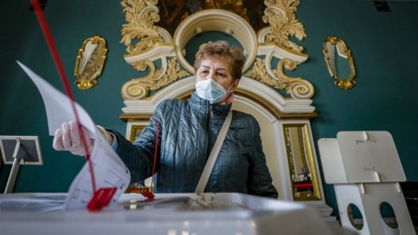 Вбросы на "надомке" и удаленные наблюдатели: как прошел второй день выборов