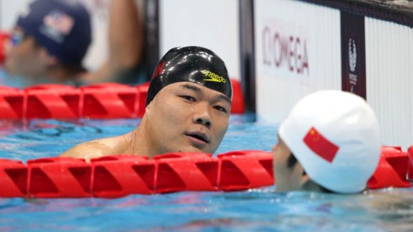 Китайский паралимпиец покорил мир. Он завоевал четыре "золота" по плаванию, не имея рук