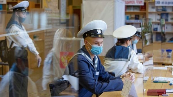 Вбросы на "надомке" и удаленные наблюдатели: как прошел второй день выборов