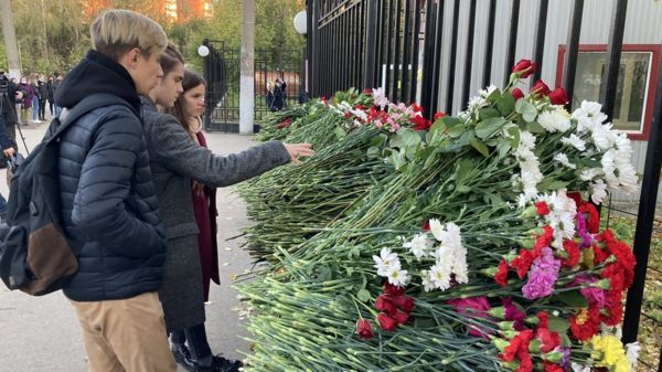 Заплаканные студенты и полицейские в касках. Пермь скорбит по погибшим в университете