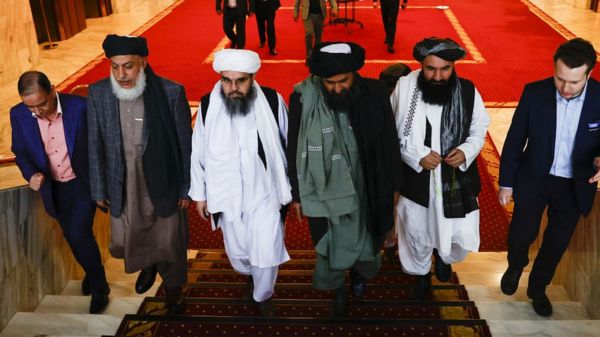 Дайджест: в Париже начинается суд по "Батаклану"; ЕС хочет штрафовать Польшу каждый день; талибы объявили состав правительства