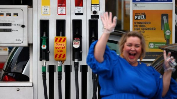Паника на заправках. Почему британские водители выстроились в очереди за бензином