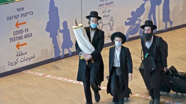 Коронавирус: в Британии хотят прививать подростков; хасиды вернулись из Украины в Израиль больными