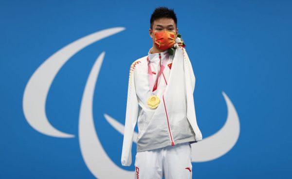 Китайский паралимпиец покорил мир. Он завоевал четыре "золота" по плаванию, не имея рук