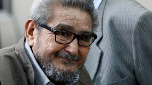 Умер лидер движения левых партизан "Сияющий путь". Власти Перу не знают, что делать с телом