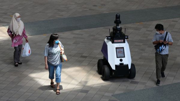 Коронавирус: в Британии хотят прививать подростков; хасиды вернулись из Украины в Израиль больными