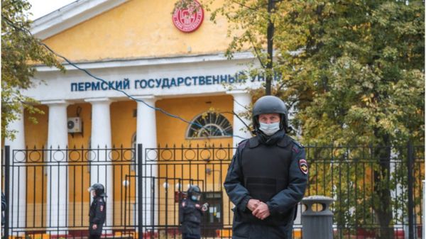 "В ужасе выпрыгивали из окон". Стрельба в Пермском университете - главное