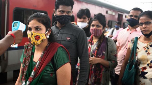 Коронавирус: в Британии хотят прививать подростков; хасиды вернулись из Украины в Израиль больными