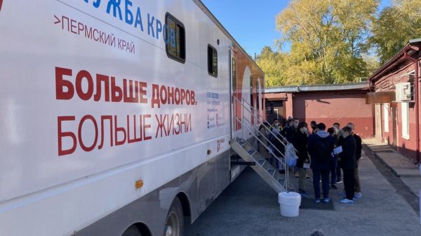 Заплаканные студенты и полицейские в касках. Пермь скорбит по погибшим в университете