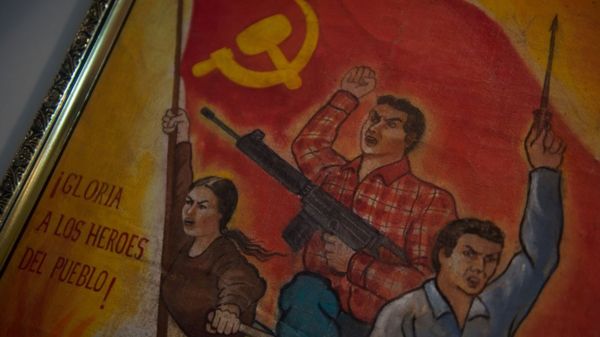 Умер лидер движения левых партизан "Сияющий путь". Власти Перу не знают, что делать с телом