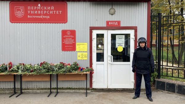 Заплаканные студенты и полицейские в касках. Пермь скорбит по погибшим в университете