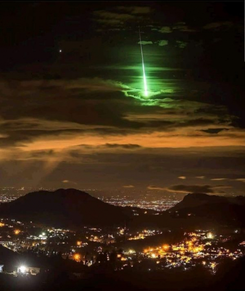 Ученые описали возможную причину зеленого свечения в небе