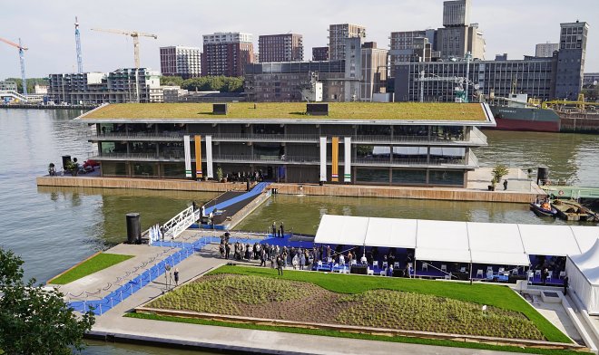 В Роттердаме открыли самый большой плавучий офис в мире