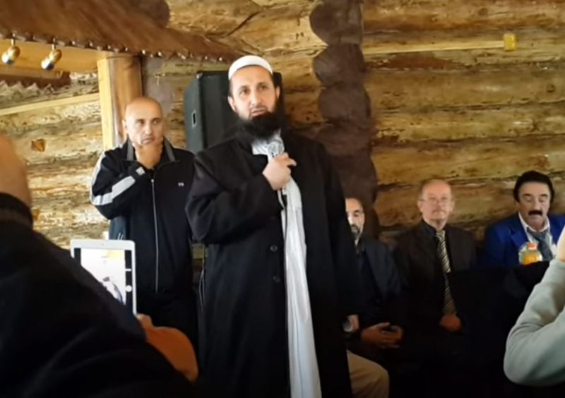 В Таджикистане священнослужителя приговорили к пяти годам колонии за экстремизм. Два его ученика получили по 4,5 лет