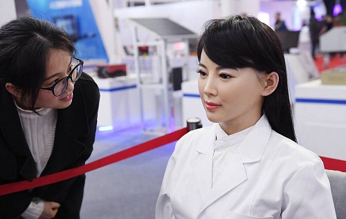 Взгляд человекоподобного робота заставил человека изменить решение