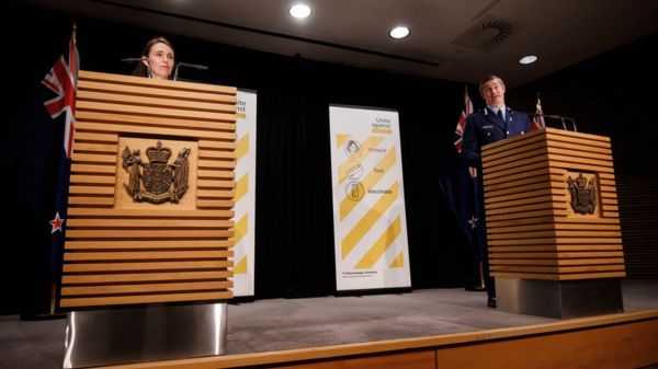 В Новой Зеландии сторонник ИГ напал на людей в супермаркете. Он был под надзором полиции