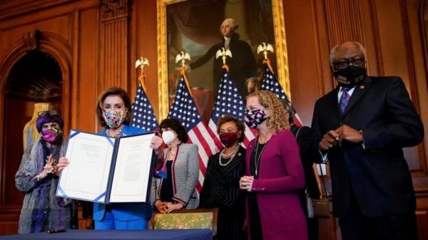 Дайджест: аресты топ-менеджеров Сбербанка и бюджеты - в Вашингтоне и Москве