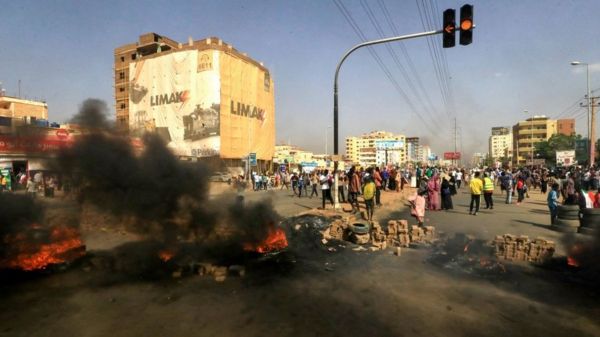 "Это военный переворот". Армия Судана арестовала переходное правительство и объявила чрезвычайное положение
