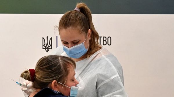 Коронавирус в мире: антидепрессант спасает жизни, Британия отменяет карантин в отелях для приезжающих