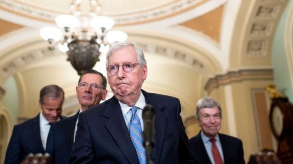 Сенат США согласился поднять потолок американского долга, чтобы избежать дефолта