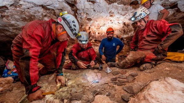 Рядом с Чичен-Ицей в Мексике обнаружили редкое каноэ индейцев майя. Ему 1000 лет и оно прекрасно сохранилось