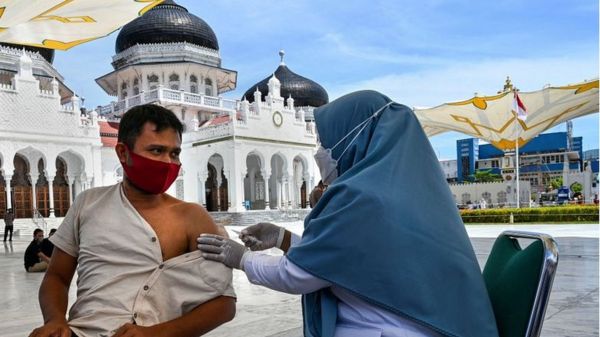 Коронавирус в мире: антидепрессант спасает жизни, Британия отменяет карантин в отелях для приезжающих