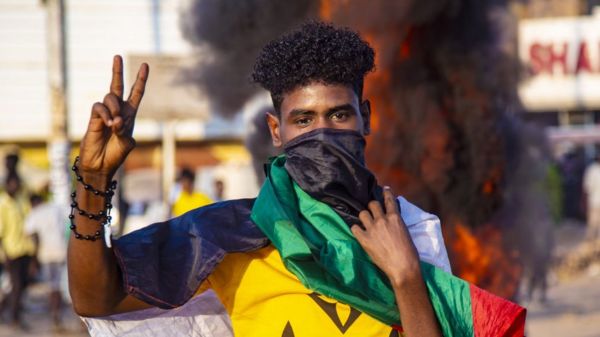 Дайджест: премьер Судана вернулся в резиденцию; в Бразилии одобрили обвинения против Болсонару