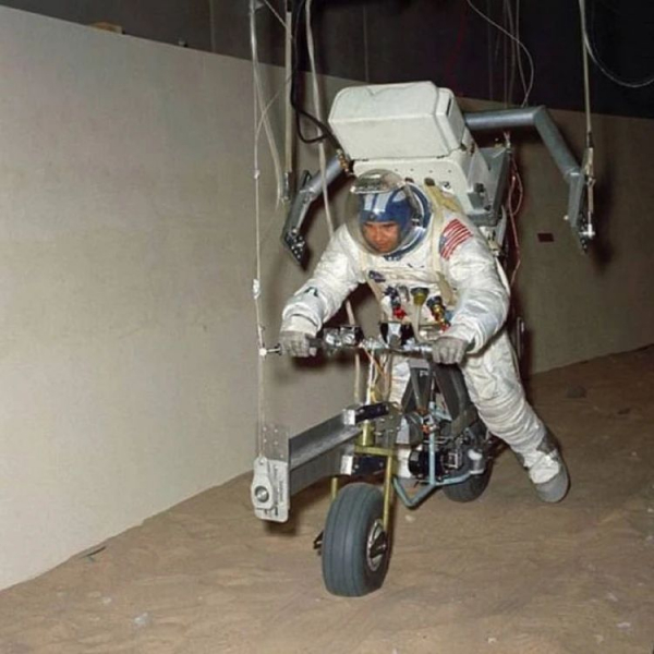 Американцы собрались ездить по Луне на мотоцикле