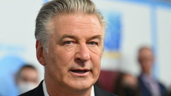 Актер Алек Болдуин на съемках случайно застрелил оператора из реквизитного оружия. Режиссер фильма тяжело ранен