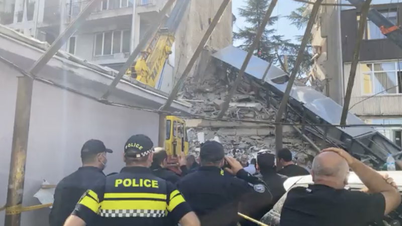 В грузинском городе Батуми обрушилась часть жилого дома