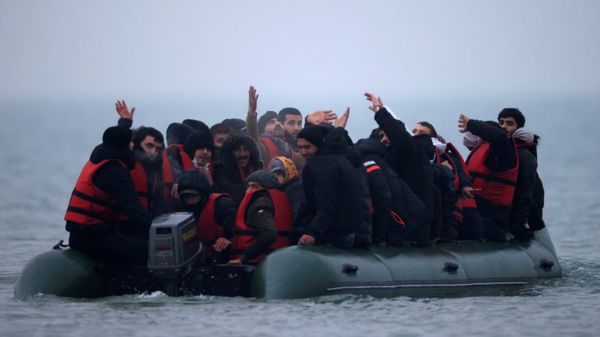 Дайджест: мигрантов в Ла-Манше мог сбить контейнеровоз; демократы в США против назначения уроженки СССР на высокий пост