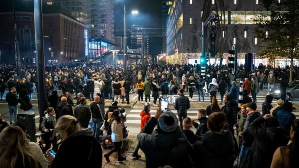 Противники антиковидных мер устроили беспорядки в голландском Роттердаме