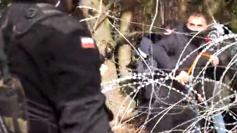 Польша опасается вооруженной эскалации конфликта вокруг беженцев на белорусской границе