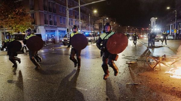 Европейцы протестуют против ковидных ограничений. На улицы выходят десятки тысяч