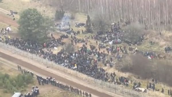 На границе Беларуси с Польшей собрались сотни мигрантов. Варшава привела войска в готовность