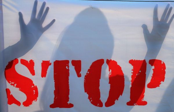 "Что не так с судьей?" Суд в Индии смягчил наказание за оральный секс с ребенком