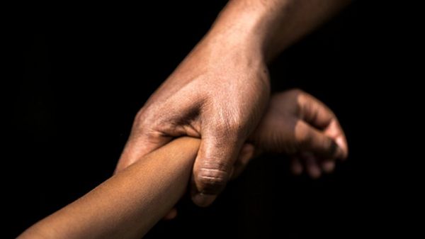 "Что не так с судьей?" Суд в Индии смягчил наказание за оральный секс с ребенком