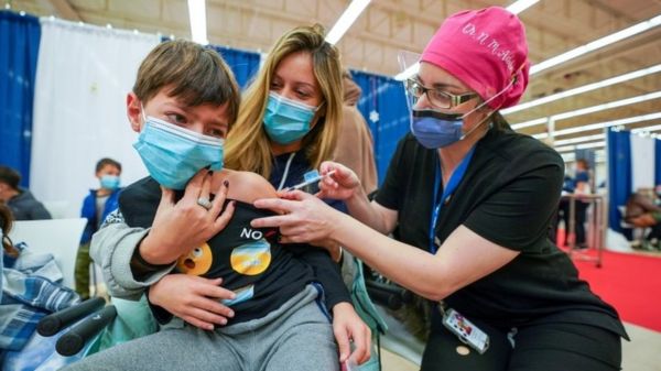 Коронавирус: ВОЗ и Британия озабочены новой мутацией из ЮАР, Европа рекомендует прививать детей